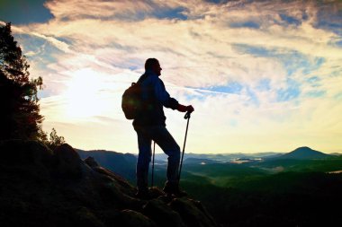 Polonyalılar el ile yalnız hiker silüeti. Turizm spor sırt çantası ile kayalık Görünüm noktası puslu Vadisi üzerinde durmak. Rocky Dağları'nda güneşli Bahar şafak.