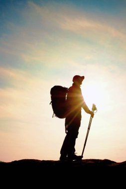 Uzun yürüyüşe çıkan kimse windcheater, beyzbol şapkası ve Polonyalılar stand dağ tepe kayada trekking.