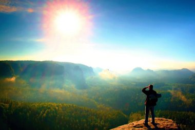  Sırt çantası ve Polonyalılar kayalık tepe üzerinde turist. Güneşli bir gün, rüya gibi adamlara Vadisi aşağıdaki