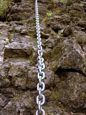 Ayrıntı zincirinin zor whinstone kaya demir attı. Dağcılar yolu
