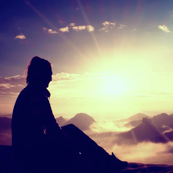 아름 다운 젊은 긴 머리 소녀 관광 사암 바위의 날카로운 모서리에 새벽을 즐길 수와 태양 계곡을 지켜. — 스톡 사진