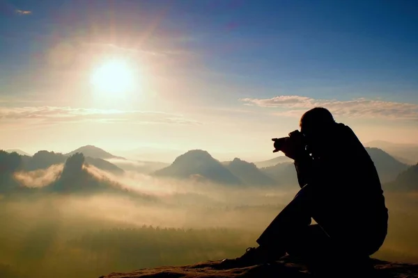 Glücklich Foto-Enthusiasten genießen fantastische Wunder der Natur auf Klippen auf Felsen. verträumte Nebellandschaft. — Stockfoto