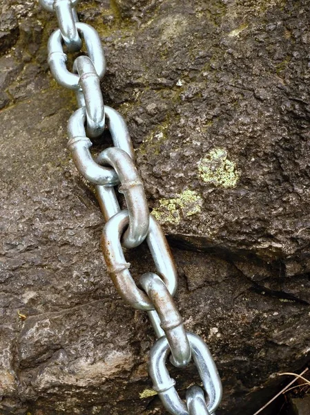 End knot of steel chain. Climbers path via ferrata. — Stock Photo, Image