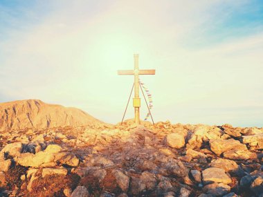 Üstünde tepe-in dağ Alpleri'nde tipik olarak büyük bir haç. Budist dua bayrakları ile ahşap çapraz