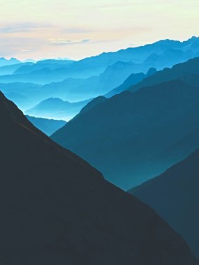 Uçak, güzel görünümden keskin yüksek dağ zirveleri üzerinden görüntüleyin. Harika rüya gibi gündoğumu