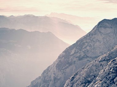 Uçak, güzel görünümden keskin yüksek dağ zirveleri üzerinden görüntüleyin. Harika rüya gibi gündoğumu