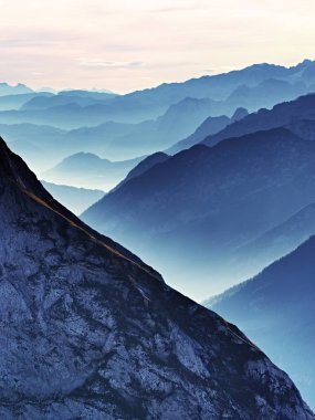 Uçak, güzel görünümden keskin yüksek dağ zirveleri üzerinden görüntüleyin. Harika rüya gibi gündoğumu