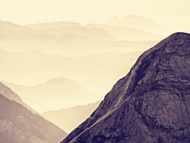 Uçak, güzel görünümden keskin yüksek dağ zirveleri üzerinden görüntüleyin. Harika rüya gibi gündoğumu