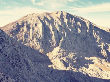 Objektif parlama ışık, güçlü etkisi. Keskin kayalara, Alp uçurum vadi yukarıda arasında sabah güneşi. Şafak Güneş ufuktan. Dağlar arka plan