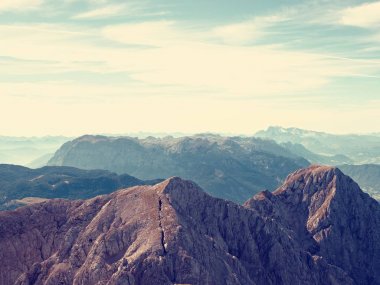 Alp cliff ve vadi üzerinde görüntüleyin. Ufuk, mavi gökyüzü ile birkaç bulutlar güneşe. Alp Dağları 