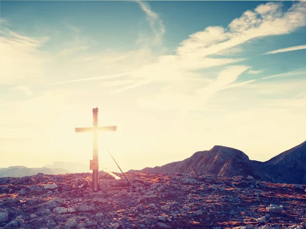 Traditional cross at mountain top in Alp. Cross monument to the dead climbers — Stock Photo, Image