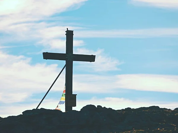 Traditionele kruis op de bergtop in Alp. Monument voor de dode klimmers Kruis — Stockfoto