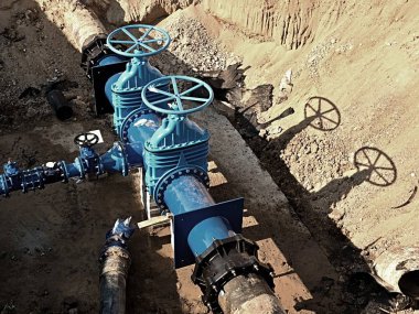 Su fabrika iç. Yenileme yeraltı boru hatları, Vana gates ve metal borular.