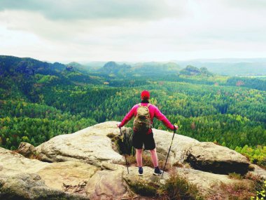 Adam hiker trekking Polonyalılar ve sırt çantası bir dağın tepesinde. Seyahat etmek sırt çantası ile