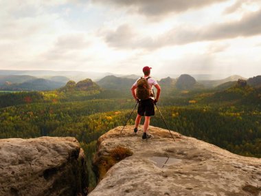 Turist Rehberi kayalık görünümünde Polonyalılar ile el üzerine gelin. Uzun yürüyüşe çıkan kimse sportif sırt çantası ile stand devam et