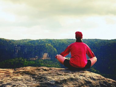 Adam yoga poz dağın zirvesinde. Egzersiz yoga nefes kesen manzarası ile kenarında