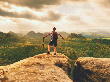 Adam hiker trekking Polonyalılar ve sırt çantası bir dağın tepesinde. Seyahat etmek sırt çantası ile