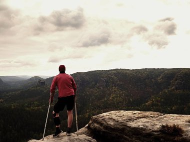 Uzun yürüyüşe çıkan kimse diz küme ayracı özellikleri ile acıyor. Bacak birleştirmek Immobilizer kalmak Zirvesi ile adam ve dinlen