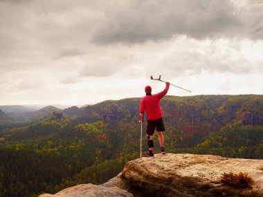 Ön kol koltuk değneği olan adam. Kırık bacak ile elde uzun yürüyüşe çıkan kimse dağ tepe hareketsiz