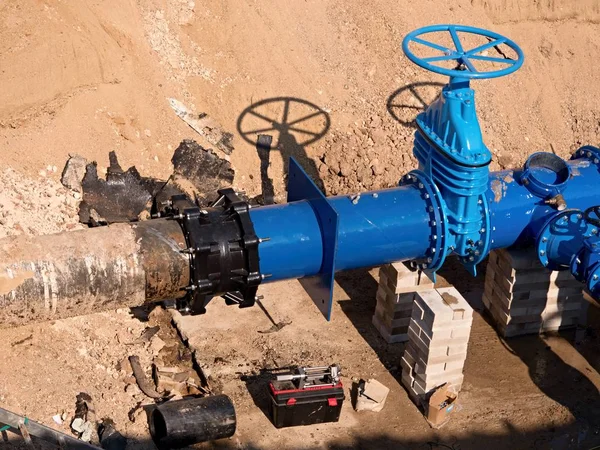 Valvole a saracinesca sotterranee, valvola per conduttura dell'acqua su un gasdotto blu dopo la ricostruzione . — Foto Stock