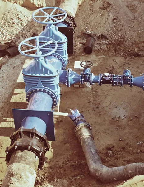 Drick vatten fabrik. Förnyelse underjordiska rörledningar, ventil grindar och metallrör. — Stockfoto