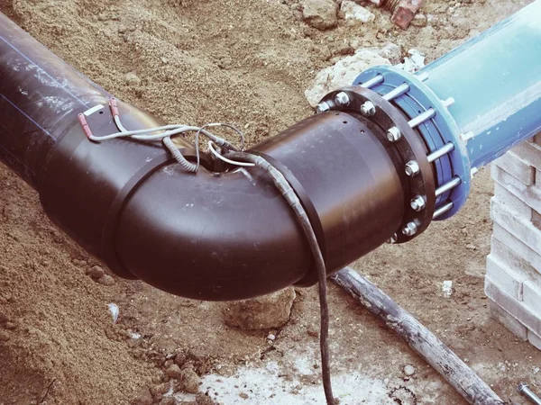 Connection HDPE pipe and main steel pipeline, gate valve.Welded plastic pipe, screw connection. — Stock Photo, Image