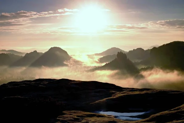 Couleurs fantastiques du matin d'automne. Coucher de soleil rêveur au-dessus des sommets de montagne fumé avec vue sur la vallée brumeuse — Photo