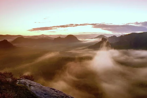 神奇梦幻日出山顶岩石以看法入迷雾笼罩的山谷 — 图库照片
