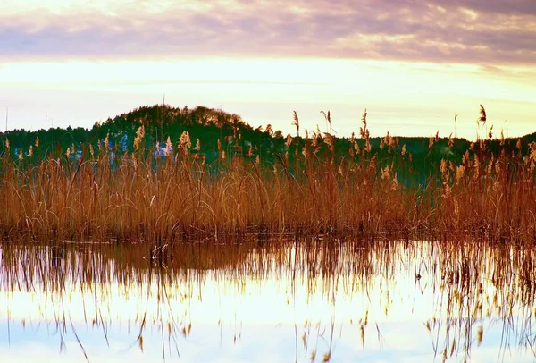 Wunderschöner Herbstsonnenaufgang oder -untergang mit Reflexion über den Wasserspiegel des Sees. Sanfte Wellen — Stockfoto