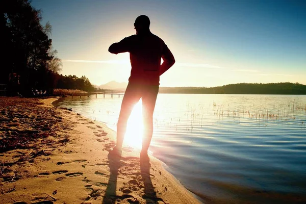 Deportista corriendo al atardecer increíble verano en la playa en el deporte y el concepto de estilo de vida saludable — Foto de Stock