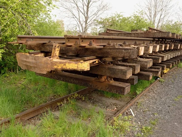 A kibontott régi vasúti kocsi. Konkrét és fából készült talpfa a vasúti rudak — Stock Fotó