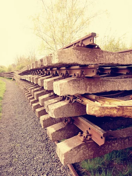 Vagn med extraherade gamla järnvägar. Betong och trä slipers med järnväg stänger — Stockfoto