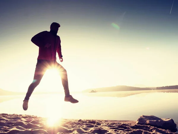 Silhueta de atleta ativo corredor correndo na costa do nascer do sol. Manhã exercício de estilo de vida saudável — Fotografia de Stock