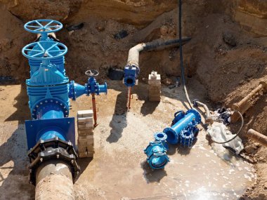 Petrol, gaz ve su sektörü. Geçen Vana armatür metro ile. Derin hendek kazdılar