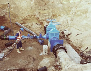 İşçi içecek su sistemi reconstrucion için yeraltı. Kapı Vana teknik uzman