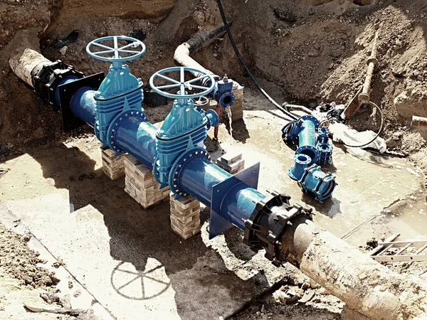 Fábrica de agua potable. Renovación de tuberías subterráneas, compuertas de válvulas y tuberías metálicas . — Foto de Stock