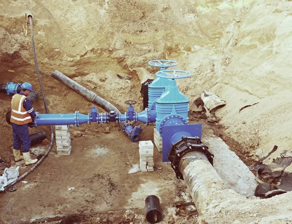 Dělník podzemní na šoupátko, rekonstrukce h. pití vody systém — Stock fotografie