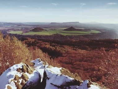 Soğuk altın Bahar şafak. Yerde kar. Ormanlar doruklarına sis arttı