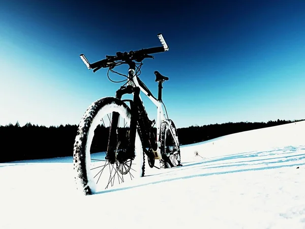 Extremme kontrast. Mountainbike bo i pudersnö. Förlorade sökvägen i djupa snödriva. — Stockfoto