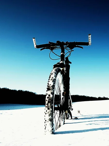 Extremme kontrast. Rower górski pobyt w śnieżnym puchu. Utracone ścieżki w głębokiej zaspie. — Zdjęcie stockowe