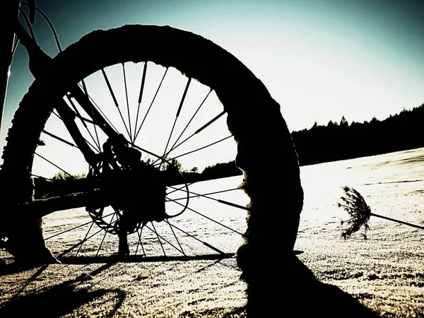 Contraste extremo. Mountain bike ficar na neve em pó. Caminho perdido na neve profunda . — Fotografia de Stock