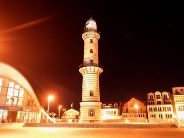 Kasım 2016. Deniz feneri, Almanya ile Warnemunde şehir.