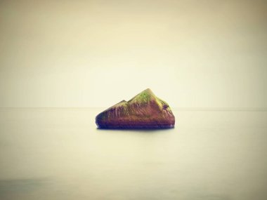 Bizzare taşları, costline üzerine taşlı plaja bulanık okyanus yumuşak suda biter..