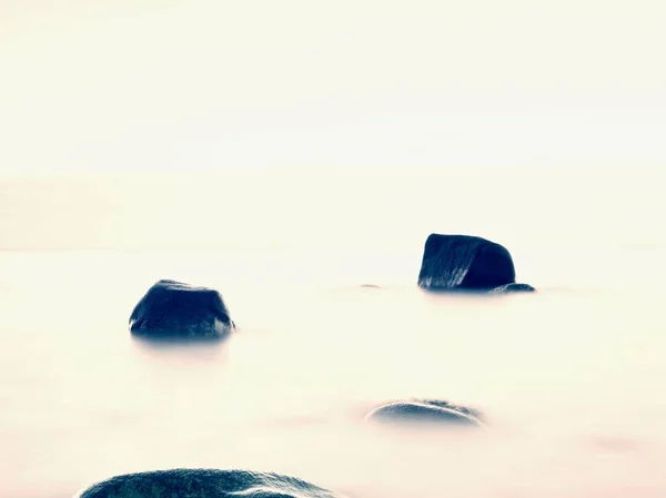Iedereen houdt van romantische sfeer van zee. Rustige zee niveau, stenen in water — Stockfoto