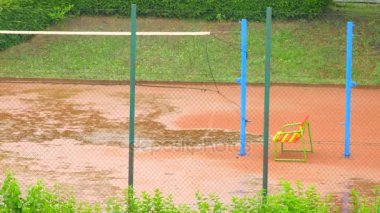 Açık Tenis veya Voleybol sahası ve boş Bahçesi üzerine ağır yağmur 