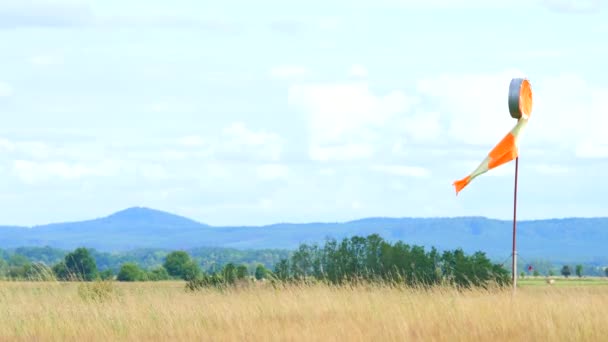 Vind strumpa fluga. Varm sommardag på privat sportig flygplats med övergivna windsock, vinden blåser och windsock är lat flytta — Stockvideo