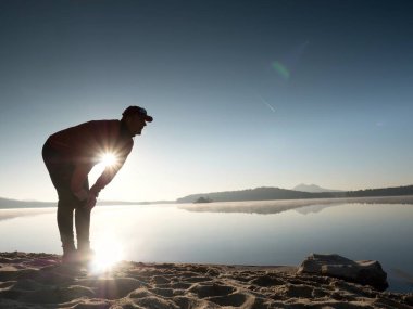 Koşu sonra germe. Orta yaş poz ve derin breatch germe adam spor. 