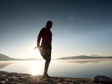 Koşu sonra germe. Orta yaş poz ve derin breatch germe adam spor. 