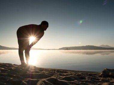 Koşu sonra germe. Orta yaş poz ve derin breatch germe adam spor. 