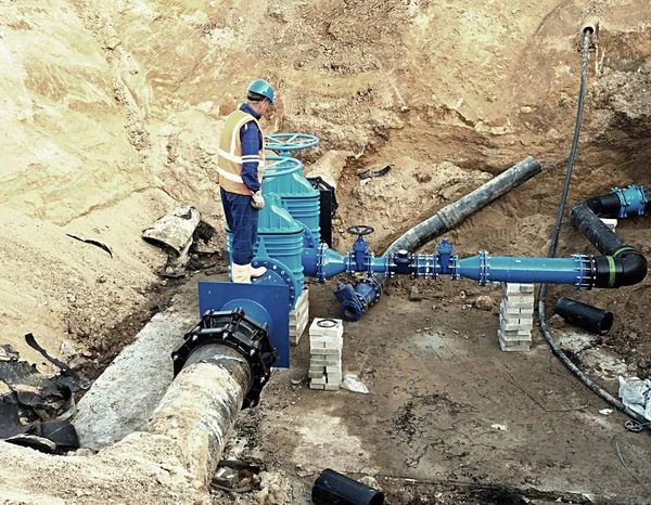 Dělník podzemní na šoupátko, rekonstrukce h. pití vody systém — Stock fotografie